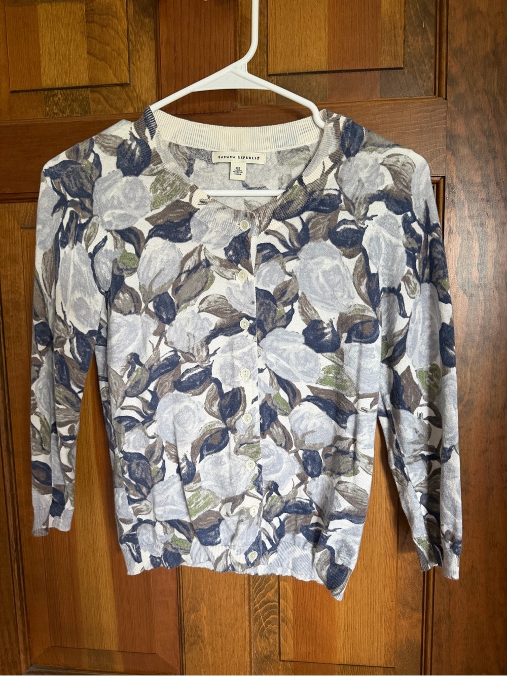 Banana Republic Blue and White Floral Button-Down Women's Top
